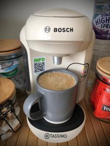 eine Kaffeemaschine mit einer Tasse Kaffee in der Unterkunft The Mush-Room in Stratford-upon-Avon