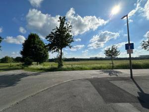 uma estrada vazia com um sinal no meio de um campo em Zur schönen Aussicht I 90 m² I Idyllisch I Zuhause em Dortmund