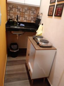 a bathroom with a sink and a counter at Apartamento no Condomínio Imperial in Lambari