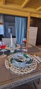 una mesa de madera con un plato encima en Mobile Home Relax, en Pirovac