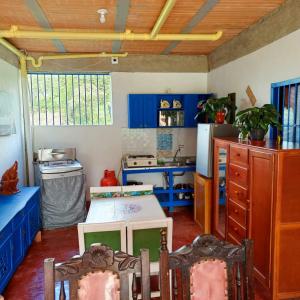 eine Küche mit blauen Schränken und einem Tisch in der Unterkunft AZULEJO in Jericó