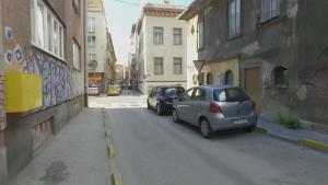 zwei am Straßenrand geparkte Autos mit Graffiti in der Unterkunft Cheyf Modern Studio in Center in Sarajevo