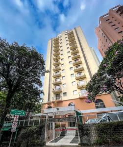 um edifício de apartamentos alto em frente a um edifício em Paulista Flat em São Paulo