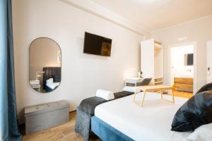 una camera da letto con un letto grande e uno specchio di Arre Mida a Bari