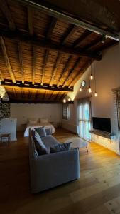 貝爾加拉的住宿－Izal Landetxea，带沙发和桌子的大客厅