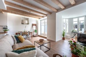 Χώρος καθιστικού στο IDEAL & SOLEADO duplex con jardín