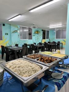 una línea de buffet con muchos tipos diferentes de comida en Taybo Beach By St Hoteles, en Santa Marta