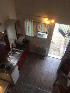 Kuchyň nebo kuchyňský kout v ubytování Duplex à collioure avec extérieur