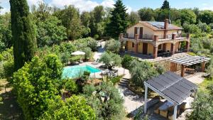 una vista aérea de una casa con piscina en Il Panorama en Montescudaio