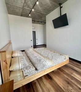 - une chambre avec un grand lit dans l'établissement Apartments in Grani, à Dnipro