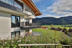 Casa con balcón y vistas a un campo en Ferienwohnung Hochsiedel, en Oberstaufen