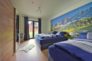 1 dormitorio con 2 camas y un mural de montañas en Ferienwohnung Hochsiedel, en Oberstaufen