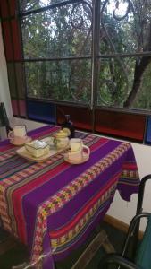 una mesa con dos tazas y platillos con una ventana en Glamping Octógono, en Río Ceballos 42 fotos más