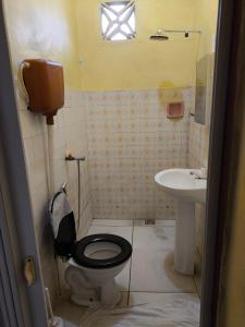 a bathroom with a toilet and a sink at Casa grande em área central, bem iluminada e vent. in Manaus