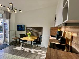 蒂索Haus Concordia 2 Strandgut的厨房配有桌椅、桌子和桌子。