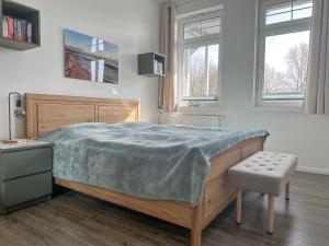 蒂索Haus Concordia 2 Strandgut的一间卧室，床上铺着一条蓝色的毯子