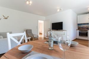 a living room with a table with wine glasses at Kleine Robbe in Böhl