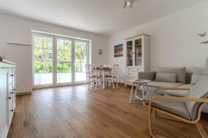 a living room with a couch and a table at Kleine Robbe in Böhl