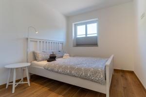 a small bedroom with a bed and a window at Kleine Robbe in Böhl
