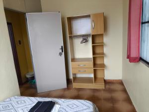 a room with a closet and a door and a bedroom at Casa grande em área central, bem iluminada e vent. in Manaus