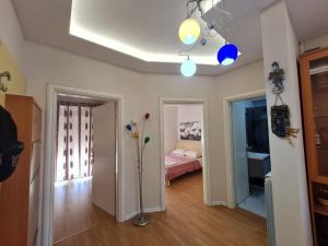 都拉斯Sara-El Seaside Apartment Durres的带一张床的房间和一个带窗户的房间