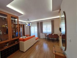 都拉斯Sara-El Seaside Apartment Durres的带沙发和桌子的客厅
