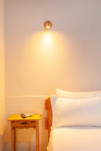 - une chambre avec un lit et une table avec une lampe dans l'établissement Pousada Meia Lua, à Pirenópolis
