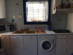 Kuchyň nebo kuchyňský kout v ubytování Maison sur la plage de Kerleven