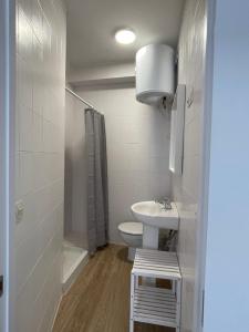 ein Badezimmer mit Waschbecken, Toilette und Dusche in der Unterkunft Apartamento acogedor en el centro de Cangas in Cangas