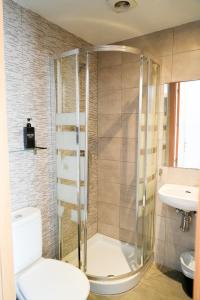 y baño con ducha, aseo y lavamanos. en New Art Hostel - Albergue Juvenil en Palma de Mallorca