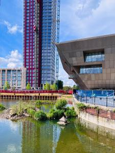 una ciudad con edificios altos junto a un río en Canada Water 2Bedroom Apartment en Londres