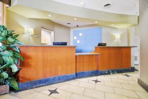 een lobby met een receptie in een hotel bij Sandman Hotel & Suites London Downtown in London