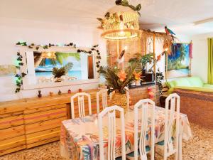 comedor con mesa y sillas en Wonder Rooms Nerja Guest House en Nerja
