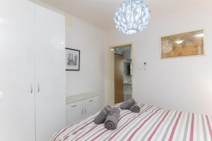 a bedroom with a bed with towels on it at Luma Retreat Jacuzzi & Peaceful Rides in Petrača