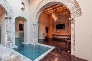 uma piscina interior numa casa com um arco em Le Cottage San Miguel de Allende, Modern Luxury in Centro with Pool & Jacuzzi em San Miguel de Allende