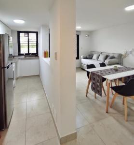 Una cocina y una sala de estar con una mesa. en Departamento entero Mirador de Jujuy, en San Salvador de Jujuy