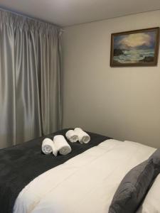 een slaapkamer met een bed met twee handdoeken erop bij Iconic Millennial Umhlanga in Durban