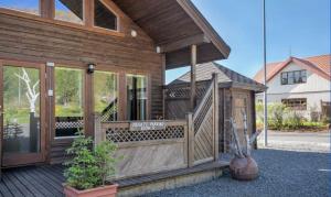 劳加尔瓦特恩Beautiful Guestroom to rent with a mountain view的带有大露台和门廊的木屋
