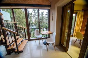 Cette chambre dispose d'une table, de chaises et d'un balcon. dans l'établissement DENGE Homes, à Lefkosa Turk