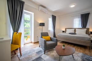 Postel nebo postele na pokoji v ubytování Skala luxury rooms