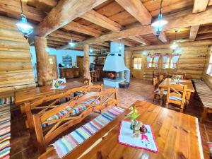 a living room with a fireplace in a log cabin at Chata Jánošík in Terchová