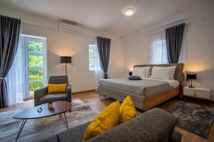Rúm í herbergi á Skala luxury rooms
