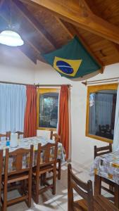 uma sala de jantar com uma mesa e cadeiras e uma bandeira em Casa céntrica compartida em Ushuaia