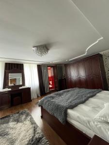 Rúm í herbergi á Guest House Misho