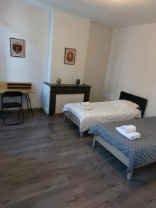 una camera con due letti e un pianoforte di Appartement cosy tout confort a Mâcon