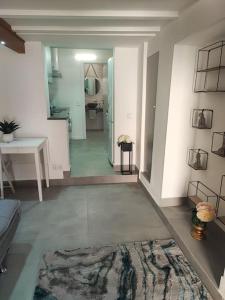 Una sala de estar con un pasillo y una habitación con alfombra. en Maison M, en Portimão