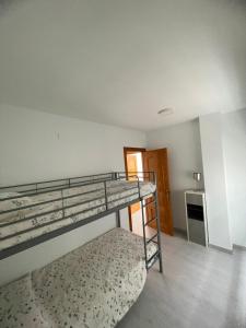 Ένα ή περισσότερα κρεβάτια σε δωμάτιο στο Balerma Brisa De Mar Ático