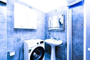 un bagno con lavatrice e lavandino di Mara's House - Piste da Sci e Garage privato a Sauze d'Oulx