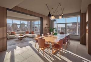een eetkamer en een woonkamer met een tafel en stoelen bij ModernHaus SoHo in New York