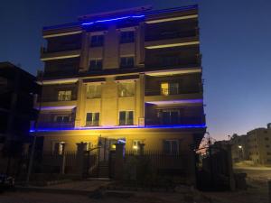 um edifício com luzes azuis na lateral em Al-Andalos Studio em New cairo